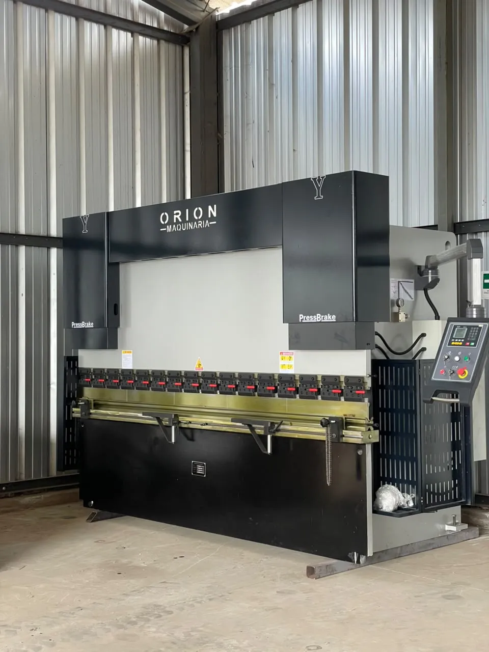 Plegadora hidráulica ORION Maquinaria de 125 toneladas en stock, en el taller de La Pintana